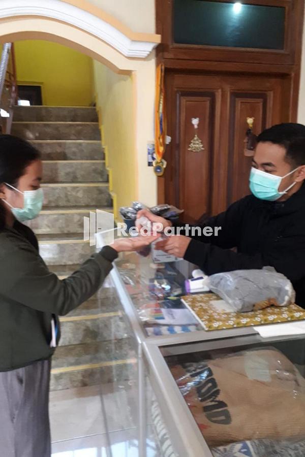 Bromo Indah Lestari Homestay Mitra Reddoorz 파수루안 외부 사진